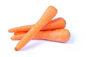 carota isolata su sfondo bianco