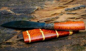 coltello personalizzato o enep nel fodero in legno naturale fatto a mano in thailandia