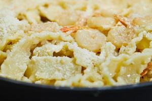 gamberi fritti con pasta italiana chiamata mafaldine e parmigiano foto