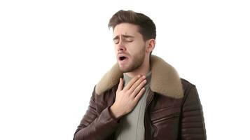 un' giovane uomo sofferenza a partire dal un asma attacco, lui detiene il suo il petto, su un isolato bianca sfondo, ai generativo foto