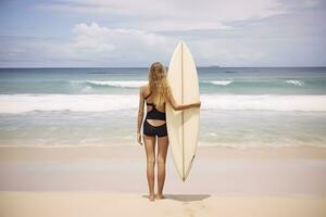 bellissimo sexy surfer ragazza su il spiaggia. ai generativo foto