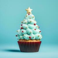 ai generato Natale Cupcake con un' Natale albero decorazione foto