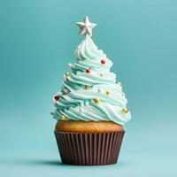 ai generato Natale Cupcake con un' Natale albero decorazione foto