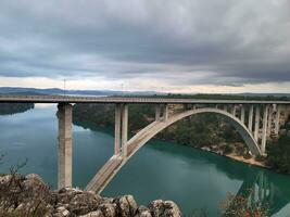 pietra ponte al di sopra di Adriatico acque foto