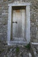 Immagine di un' di legno Ingresso porta per un' Residenziale edificio con un antico facciata foto