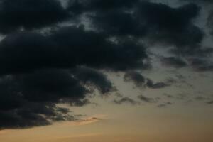 tempestoso cielo con buio nuvole. naturale sfondo. cielo sfondo. paesaggio nuvoloso, colorato tramonto. foto