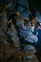 nascosto nel Tailandia, il blu grotta Caratteristiche un' naturale blu marmo colore modello su suo muri. foto