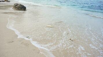 bellissimo spiaggia e blu mare acqua quello incontra il spiaggia sabbia con schiuma. tropicale mare. tropicale paesaggio nel marina spiaggia, lampada. bellissimo spiaggia sabbia. Visualizza simpatico tropicale spiaggia nel lampung foto