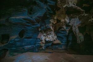 nascosto nel Tailandia, il blu grotta Caratteristiche un' naturale blu marmo colore modello su suo muri. foto