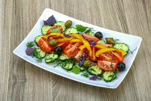 insalata con pomodoro, cetriolo e olive foto