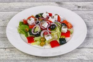 insalata greca tradizionale con formaggio feta foto