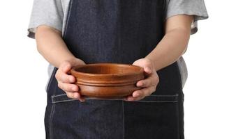 chef con tazza di legno su sfondo bianco foto