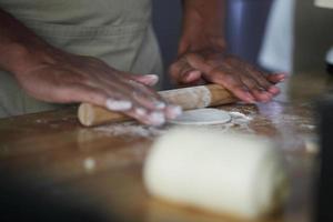 chef che prepara mini croissant in cucina foto