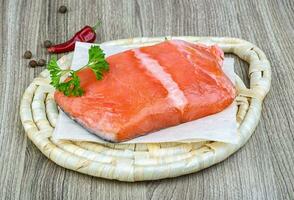 salmone filetto su di legno sfondo foto