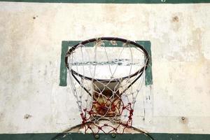 vecchia tavola da basket e cielo blu alla luce del sole foto