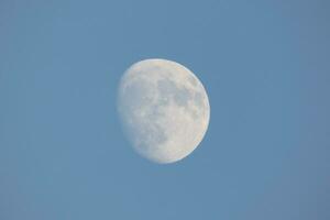 Luna visto durante il giorno nel mezzaluna foto