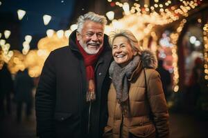 contento Due anziano coppia avendo bene tempo insieme a notte mercato giusto nel inverno stagione sfondo, ai generato foto