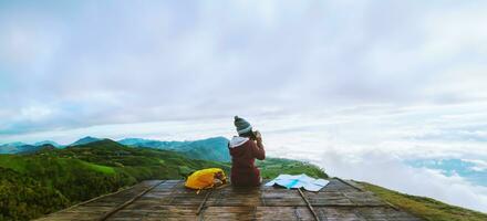 le donne asiatiche viaggiano rilassarsi durante le vacanze. fotografare il paesaggio sulla montagna.thailandia foto