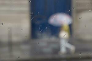 Visualizza su strada di Parigi a piovoso tempo metereologico foto