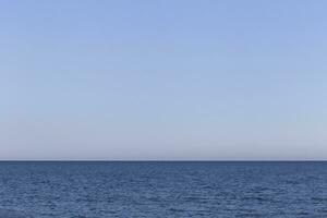 vista di nero mare a giorno foto