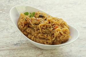 wok udon con pollo al curry foto