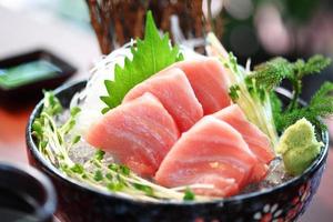 primo piano cibo giapponese dal tonno in un piatto di ceramica foto