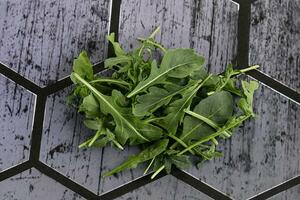 verde rucola mucchio al di sopra di sfondo foto