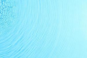 trama di spruzzi di acqua pulita su sfondo blu foto
