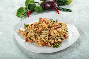 tailandese speziato vermicelli insalata con gamberi foto