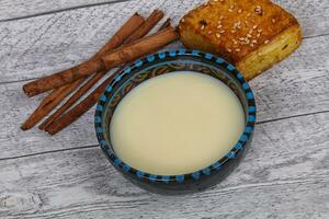 latte condensato nella ciotola con la cannella e la pasta foto