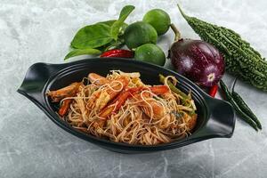 tailandese speziato vermicelli insalata con gamberi foto