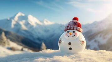 festivo allegria, gioioso pupazzo di neve nel Natale fronzolo su un' inverno mattina con un' nevoso montagna sfondo - Perfetto per un' vacanza saluto carta, Natale sfondo, ai generativo foto