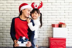 la madre asiatica dà il regalo di Natale alla figlia