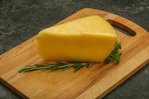 pezzo di formaggio a pasta dura servito rosmarino foto