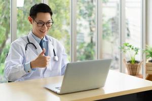 giovane medico asiatico partecipa alla riunione online in ospedale