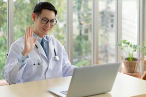 giovane medico asiatico partecipa alla riunione online in ospedale