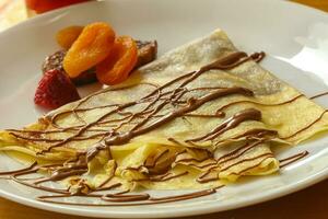 pancake con cioccolato e frutta foto