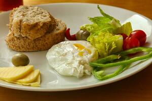 uovo alla benedict con pane e formaggio foto