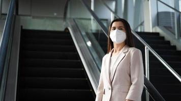 donna che indossa la maschera facciale n95 per proteggere il virus pm2.5 e covid19