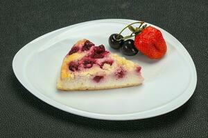 cheesecake con fragole servite alla ciliegia foto