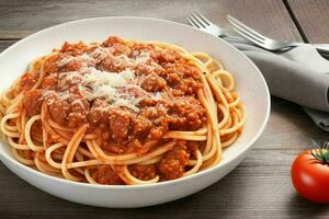 spaghetti bolognese pasta con pomodoro salsa e carne. ai generativo professionista foto