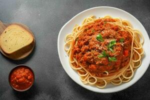 spaghetti bolognese pasta con pomodoro salsa e carne. ai generativo professionista foto