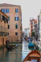 tradizionale paesaggio urbano di Venezia con canale stretto, gondola foto