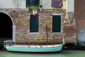 tradizionale paesaggio urbano di venezia con gondola foto