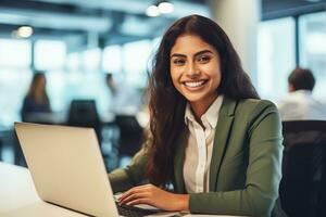 ritratto di giovane donna Lavorando su il computer portatile computer nel moderno ufficio, fiducioso dipendente sorridente felicemente mentre Lavorando con colleghi. ai generativo foto