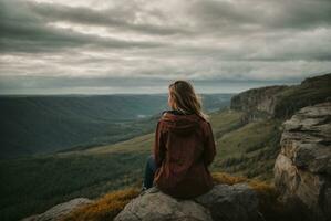 indietro Visualizza di un' donna seduta solo a il grande montagne. ai generativo foto