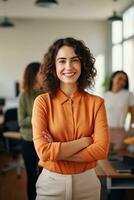 contento casuale donna d'affari guardare a telecamera con attraversato braccia nel ufficio, nuovo generazione di energico imprenditori concetto. ai generativo foto