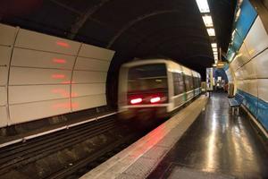 stazione della metropolitana di parigi foto