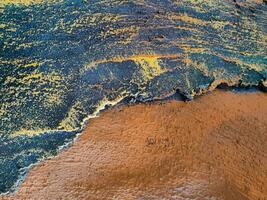 avvicinamento di albero tronco. calcestruzzo legna struttura. albero abbaiare struttura di il cemento sollievo gesso parete con naturale colore dipingere. foto