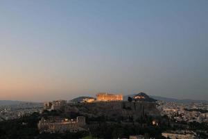 Vista serale del tempio del partenone sull'acropoli di atene, grecia foto